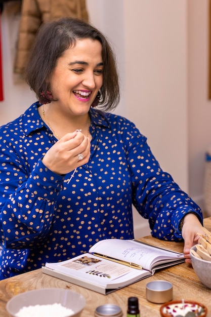 Jeune femme riant et excitée par ce qui s'est passé