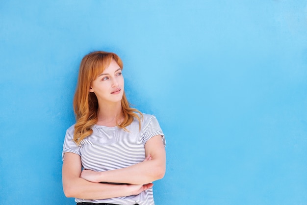 Jeune femme, rire, bras croisés