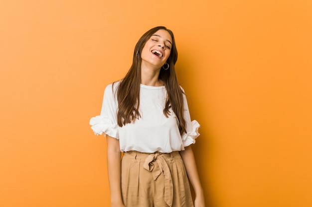 Jeune femme, rire, à haute voix