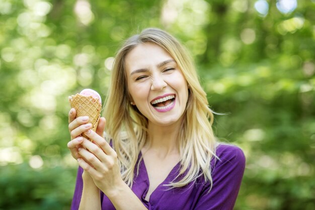 Jeune, femme, rire, tient, glace