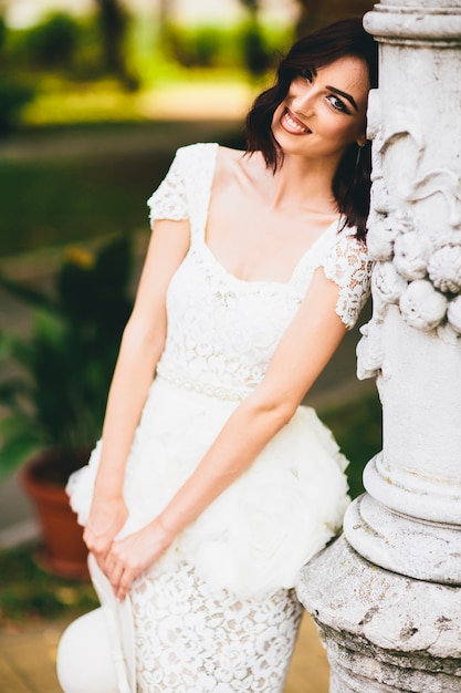 Jeune femme en robe blanche dans la rue