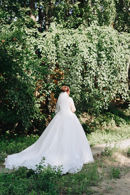 Jeune femme avec une robe blanche de dos