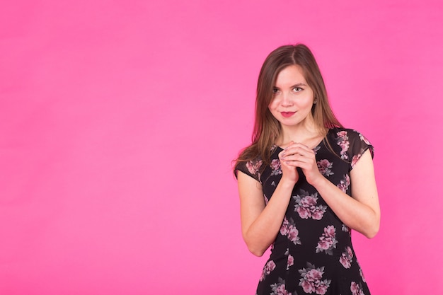 Jeune femme en robe d'été élégante