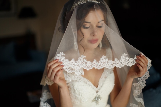 jeune femme en robe de mariée à l'intérieur