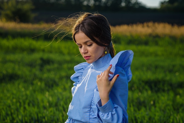 Jeune femme en robe rayée bleu et blanc