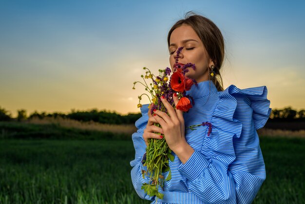 Photo jeune femme en robe rayée bleu et blanc