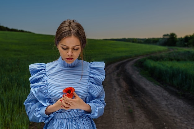 Jeune femme en robe rayée bleu et blanc