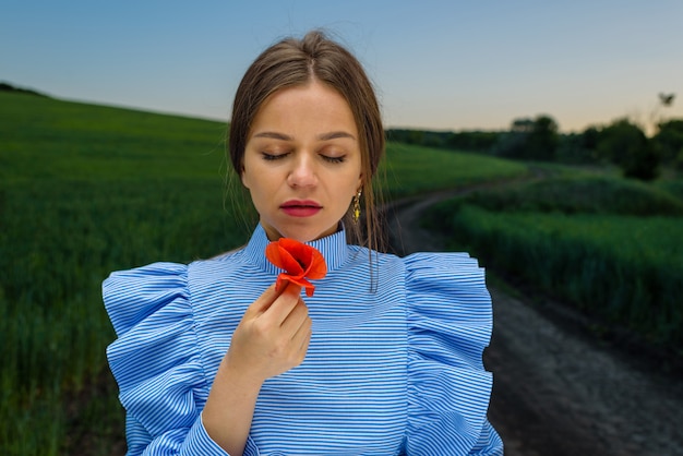 Photo jeune femme en robe rayée bleu et blanc