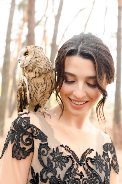 Jeune, femme, robe, tenue, peu, hibou