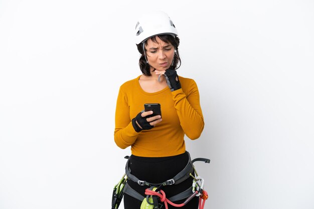 Jeune femme rockclimber femme isolée sur fond blanc pensant et envoyant un message