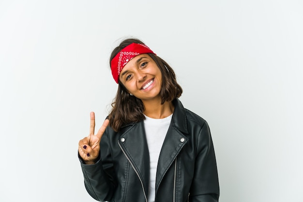 Jeune femme de rocker latine isolée montrant le numéro dix avec les mains.