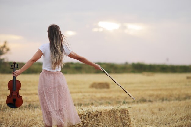 Jeune femme romantique aux cheveux qui coule