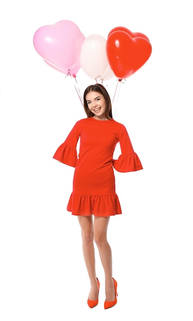 Jeune femme romantique avec des ballons en forme de coeur pour la Saint-Valentin sur fond blanc