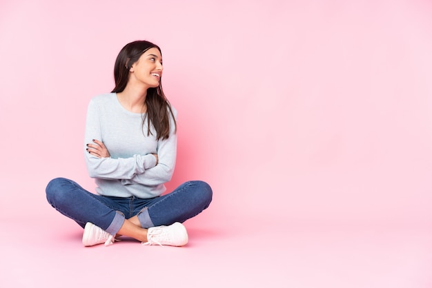 Jeune femme, sur, rose, heureux, et, sourire