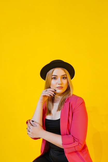 Jeune, femme, rose, veste, séance, chaise, jaune