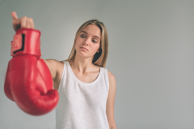 Jeune femme, à, rouges, gants boxe