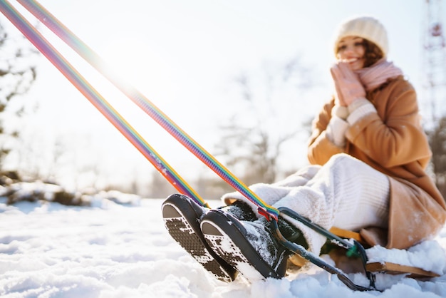 Jeune femme roule sur un traîneau dans la forêt enneigée d'hiver Nature vacances repos concept de voyage