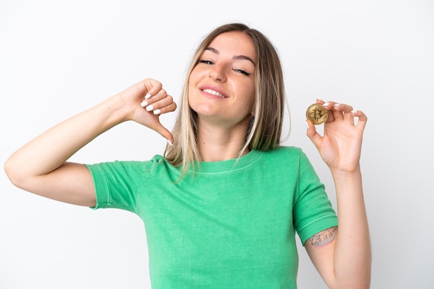 Jeune Femme Roumaine Tenant Un Bitcoin Isolé Sur Fond Blanc Fier Et Satisfait