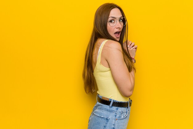 Jeune femme rousse au gingembre avec sans tache, peur et peur.