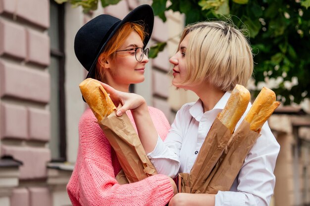 Jeune femme rousse aux cheveux roux se sentant amoureuse de sa petite amie blonde dans les rues d'Europe