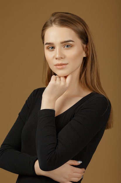 Jeune femme rousse avec de beaux cheveux et une peau parfaite.