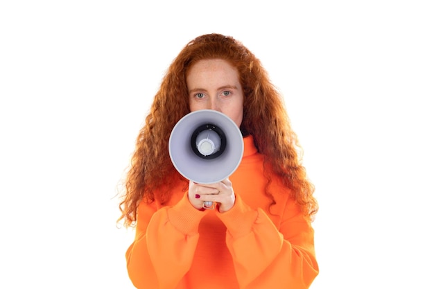 Photo jeune femme rousse fille criant dans un mégaphone