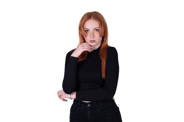 Jeune femme rousse isolé sur fond blanc