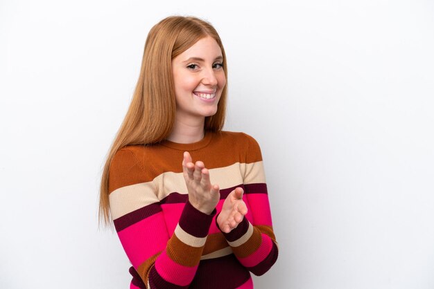 Jeune femme rousse isolée sur fond blanc applaudissant après présentation lors d'une conférence