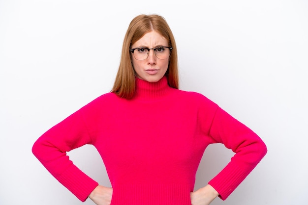 Jeune femme rousse isolée sur fond blanc en colère