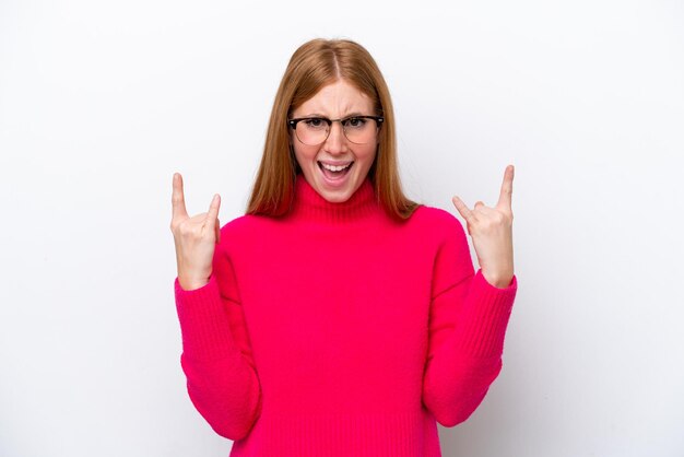 Jeune femme rousse isolée sur fond blanc faisant un geste de klaxon