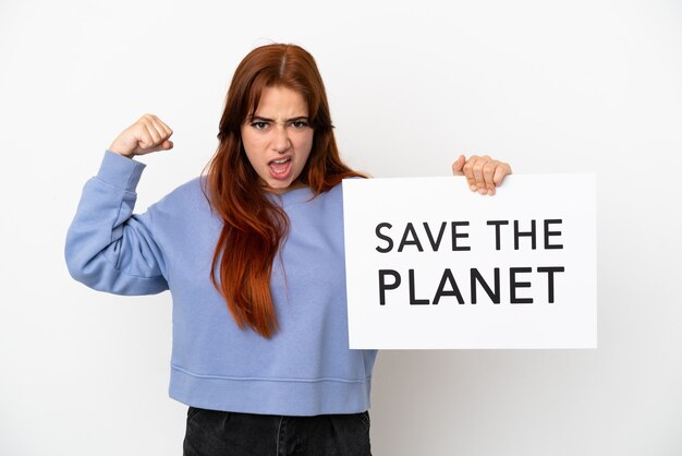 Jeune femme rousse isolée sur fond blanc tenant une pancarte avec texte Save the Planet et faisant un geste fort