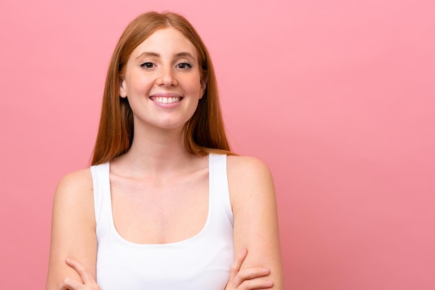 Jeune femme rousse isolée sur fond rose