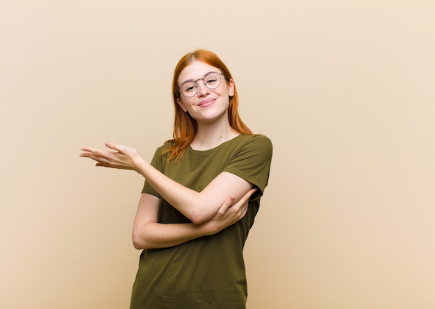 Jeune femme rousse jolie femme se sentant confuse et désemparée, s'interrogeant sur une explication ou une pensée douteuse