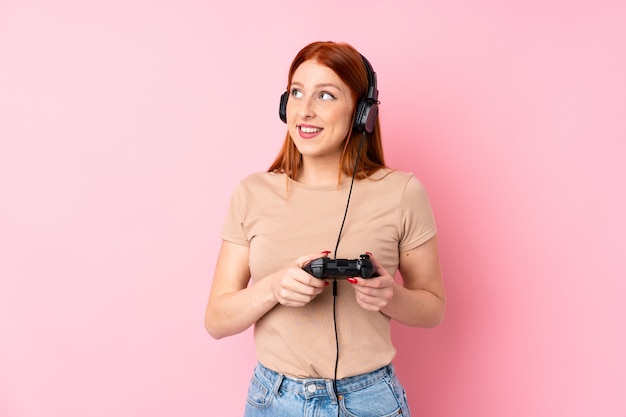 Jeune femme rousse jouant aux jeux vidéo