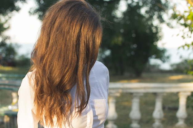 Jeune femme rousse mince marchant dans la journée d&#39;été ensoleillée du parc