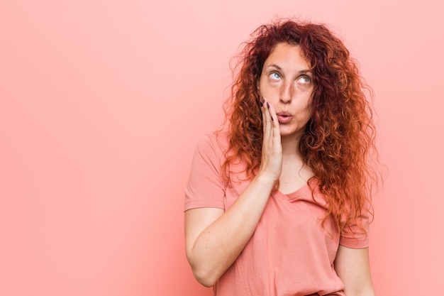 Une jeune femme rousse naturelle et authentique dit une nouvelle secrète de freinage à chaud et regarde de côté