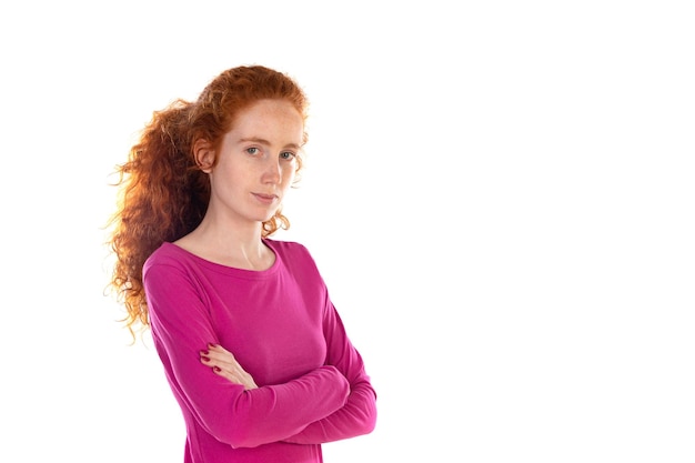 Jeune femme rousse portant un t-shirt rose