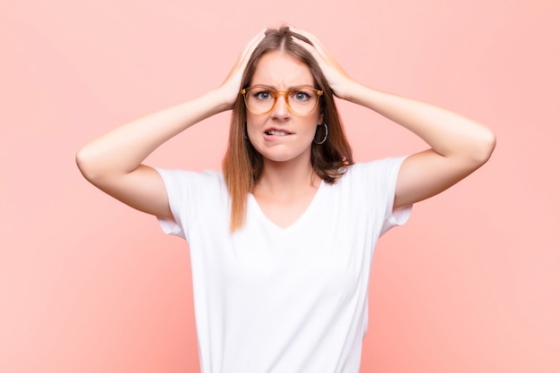 Jeune femme rousse se sentant frustrée et ennuyée, malade et fatiguée de l'échec, marre des tâches ennuyeuses et ennuyeuses