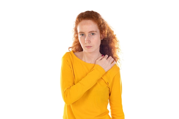 Jeune femme rousse souffrant de maux de dos touchant son épaule avec des douleurs musculaires à la main
