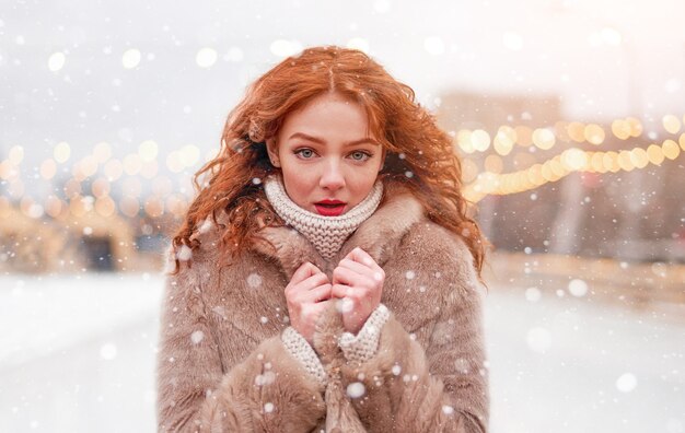 Photo jeune femme rousse temps de vacances d'hiver