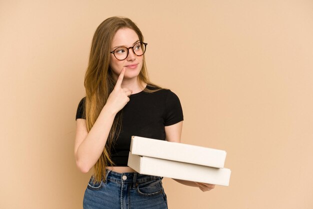 Jeune femme rousse tenant deux boîtes à pizza découpées isolées