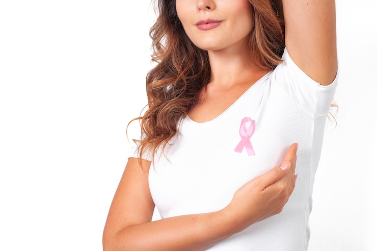 Photo jeune femme avec un ruban rose soutenant la sensibilisation au cancer du sein