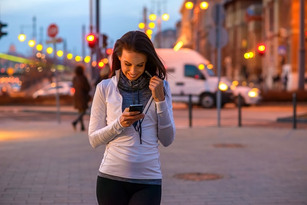 Jeune, femme, rue, téléphone