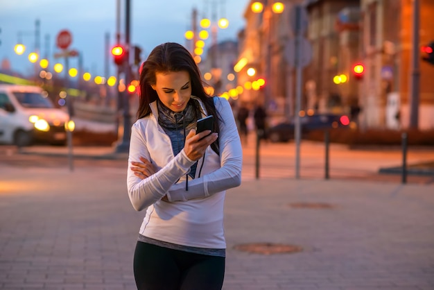 Jeune, femme, rue, téléphone