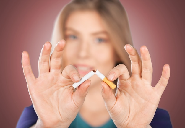 Photo jeune femme, rupture, cigarette, sur, arrière-plan