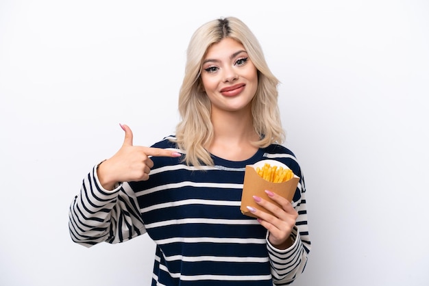 Jeune femme russe attraper des frites isolé sur fond blanc et le pointant