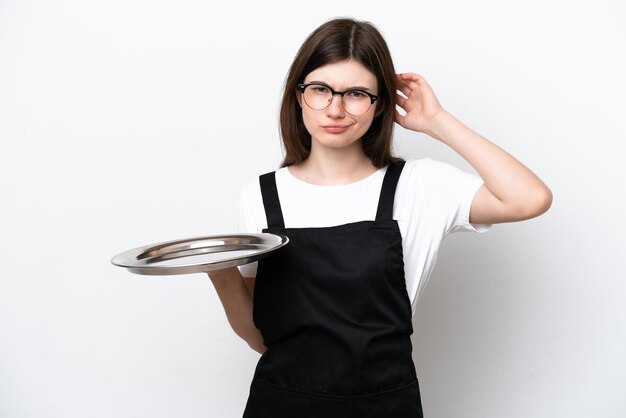 Jeune femme russe chef avec plateau isolé sur fond blanc ayant des doutes