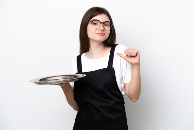 Jeune femme russe chef avec plateau isolé sur fond blanc fier et satisfait