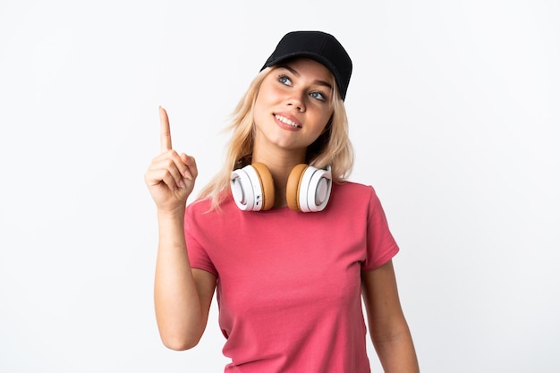 Jeune femme russe écoutant de la musique isolée sur blanc pointant vers le haut une excellente idée