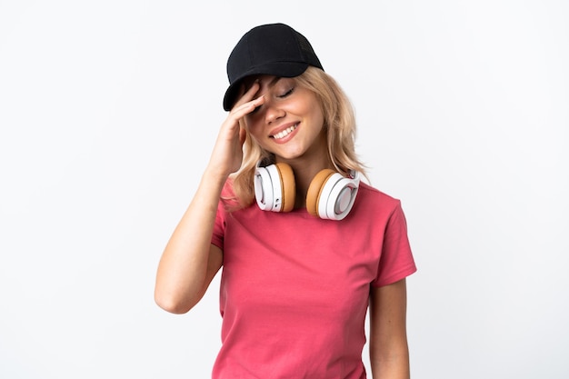 Jeune femme russe écoutant de la musique isolée sur fond blanc en riant
